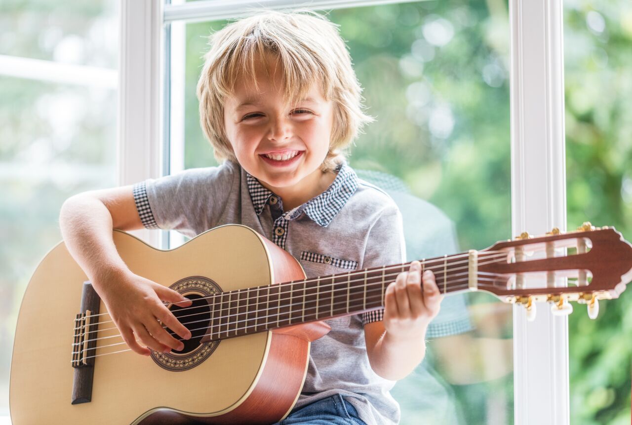 images/guitare-enfant.jpg